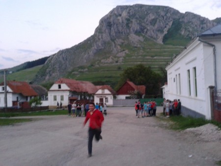 Torockó, futárvetélkedő a helyi diákokkal együtt